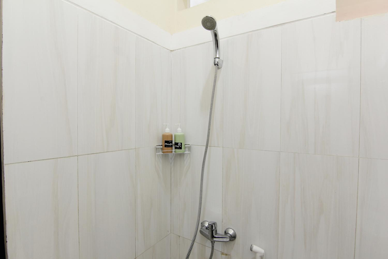 Bathroom 2, Musafir Guesthouse, Solo