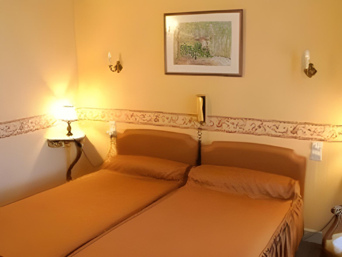 Bedroom 2, Hotel Montsegur, Aude