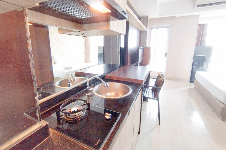 Bathroom 4, Comfy and Classic Studio at Grand Sungkono Lagoon Apartment By Travelio, Surabaya