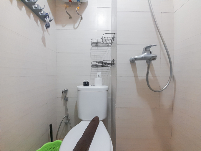 Bathroom 5, Simple and Cozy 2BR at Apartment Gateway Pasteur By Travelio, Bandung