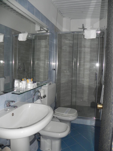 Bathroom 4, Hotel Helios, Genova