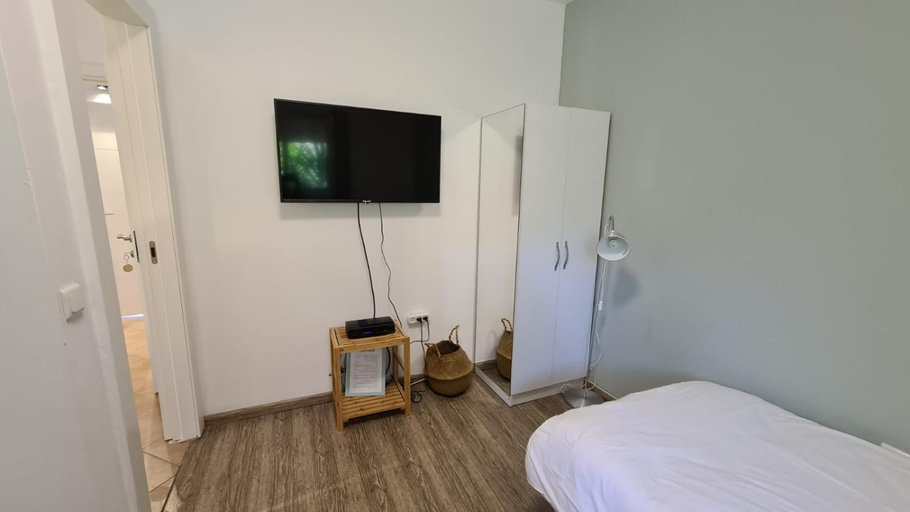 Bedroom 4, Olives