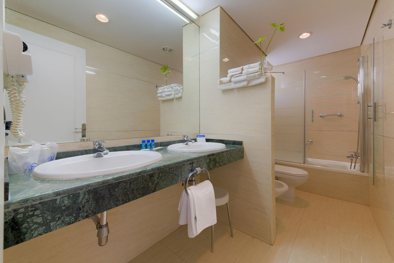 Bathroom 5, Hotel Puerto Bahia & Spa, Cádiz