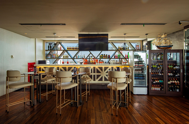 HARRIS Hotel & Conventions Gubeng - Food & Drinks