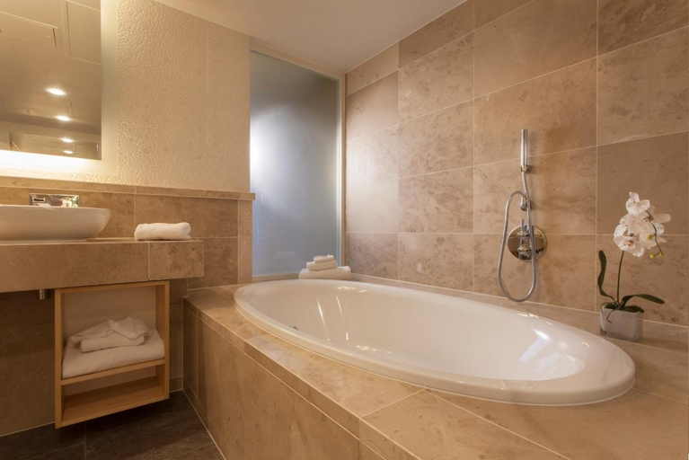 Bathroom 5, Genting Hotel Resorts World Birmingham & Birmingham NEC, Solihull