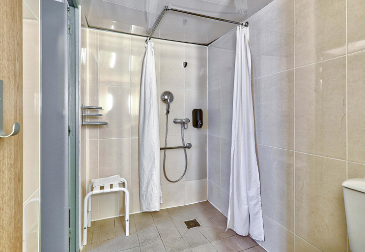 Bathroom 4, B&B HOTEL Clermont-Ferrand Le Brézet Aéroport, Puy-de-Dôme