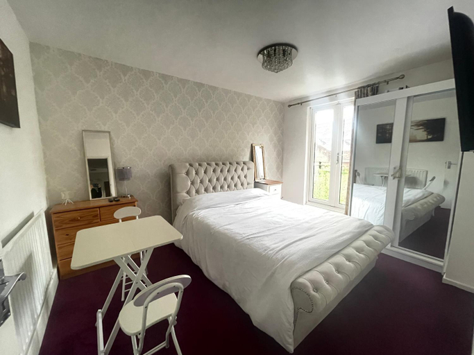 Others 5, Room with Kitchen in Central London, London