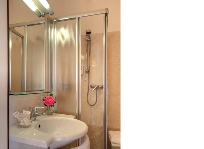 Bathroom 3, Hotel Tritone, Ancona