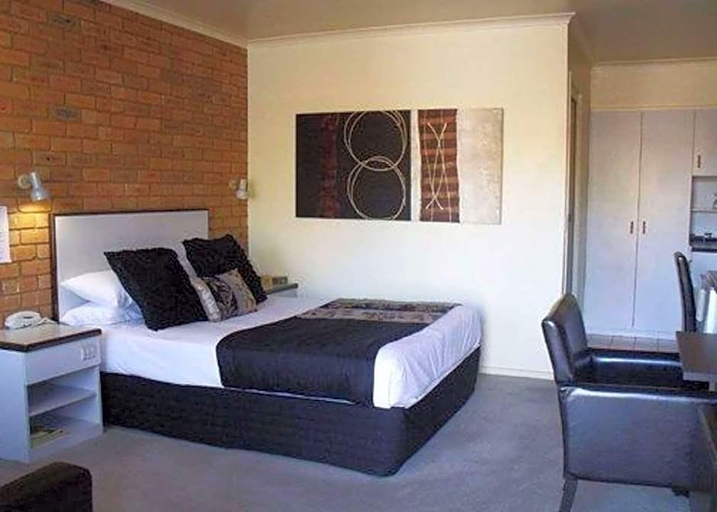Bedroom 3, Peppermill Inn Motel, Shepparton