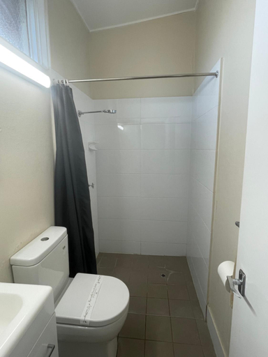 Bathroom 3, County Lodge Motel, Bland