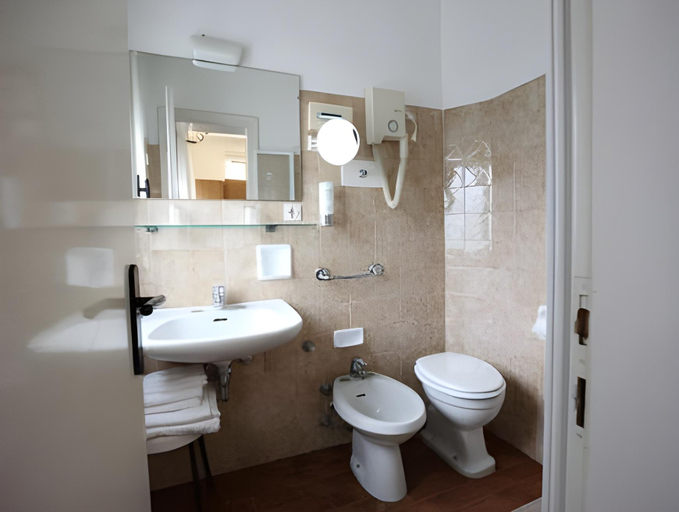 Bathroom 4, Hotel Valdor, Venezia