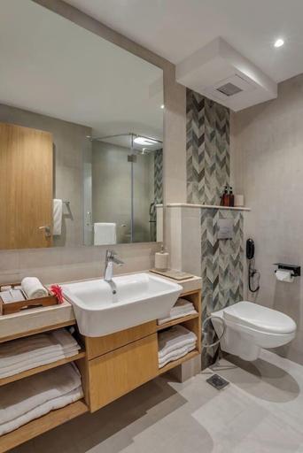 Room 4, Hidden Gem Luxe Suite w Pool View - 1km to Beach, North Goa