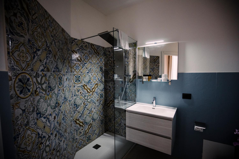 Bathroom 3, Villa Calipso, Palermo