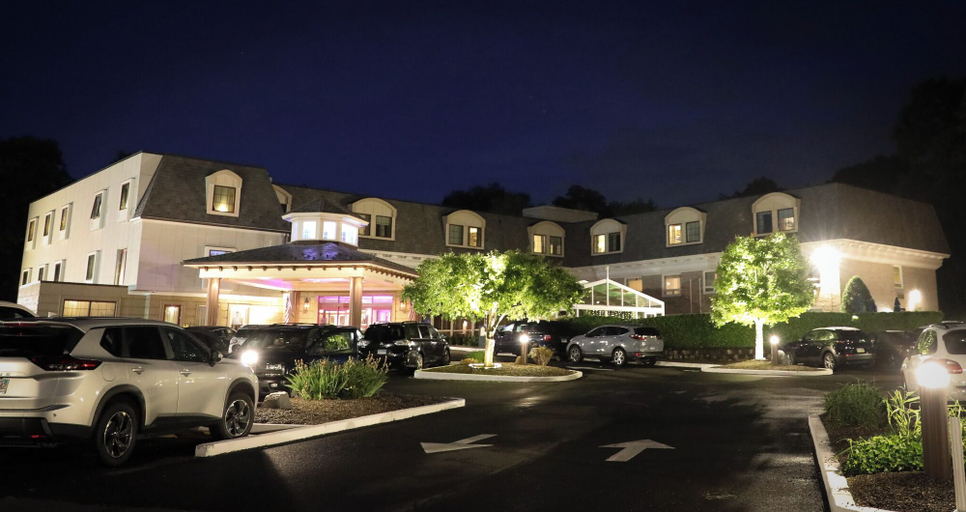 Exterior & Views 2, Norwalk Inn & Conference Center, Fairfield