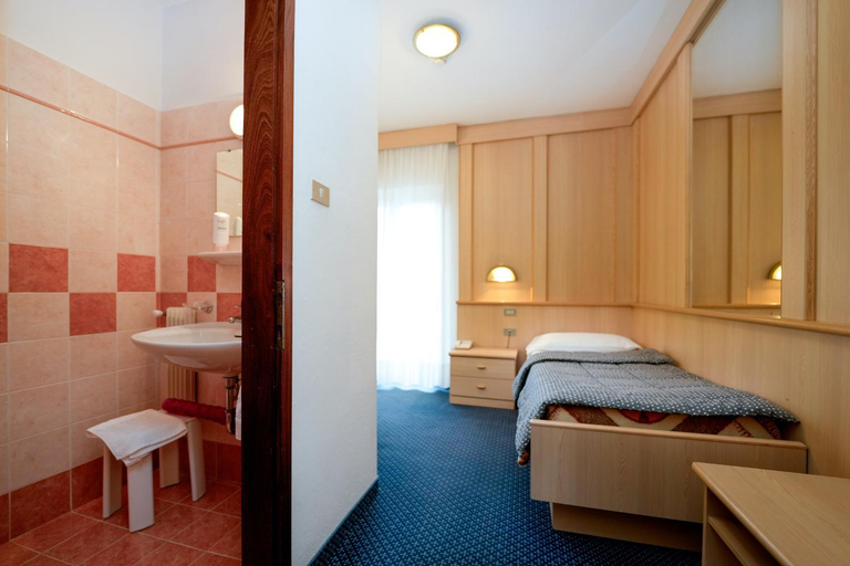 Bedroom 2, Hotel Mary, Trento
