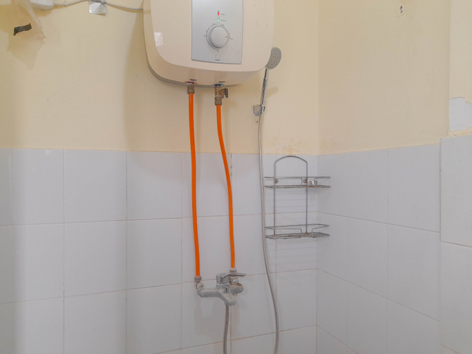 Bathroom 5, Cozy Stay 3BR Apartment Gateway Ahmad Yani Cicadas By Travelio, Bandung
