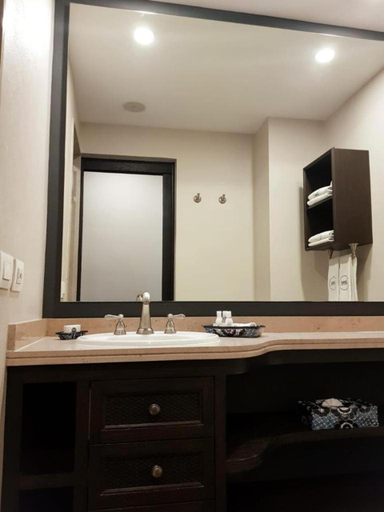 Bathroom 4, Zocalo Central, Food & Beverages Included, Mexico City
