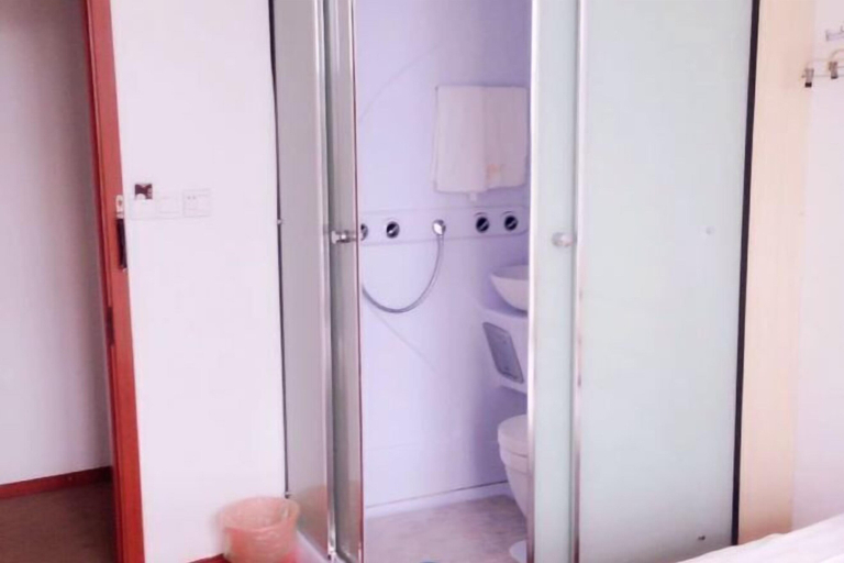 Bathroom 3, Jialu Hostel, Shanghai