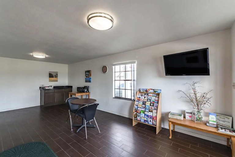 Public Area 3, Executive Inn, Lee