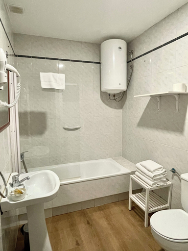 Bathroom 3, Apartamentos Mayor Centro, Madrid