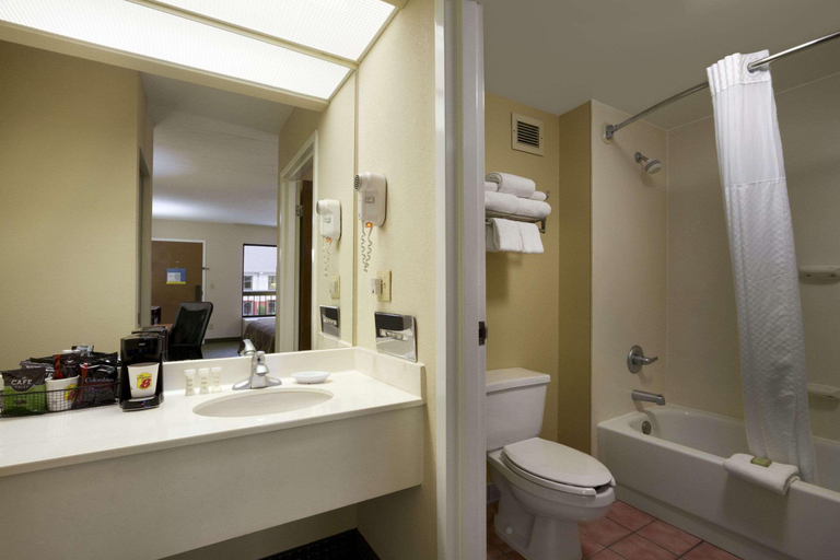 Bathroom 4, Super 8 by Wyndham Calhoun, Gordon