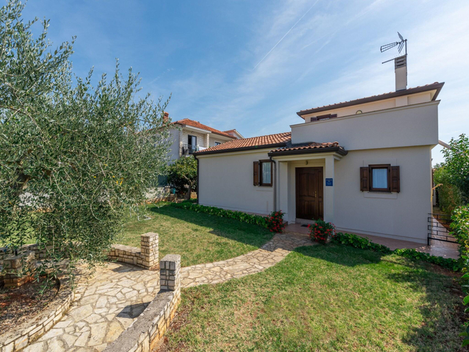 4, Holiday House in Novigrad with Pool, Novigrad