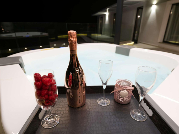 Food & Drinks 5, Stylish Stay with Hot Tub, Labin