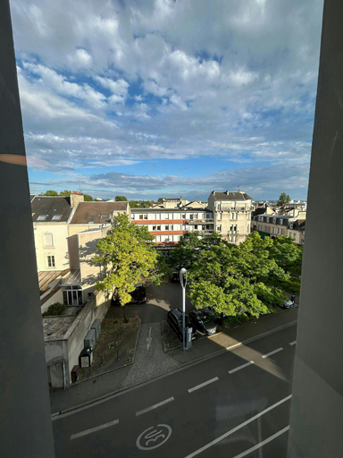 Room 2, We Live In R - Suite 402, Marne