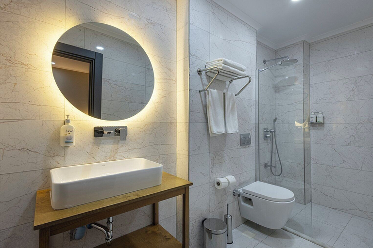 Bathroom 5, Garner Hotel ISTANBUL - AIRPORT ARNAVUTKOY by IHG, Arnavutkoy