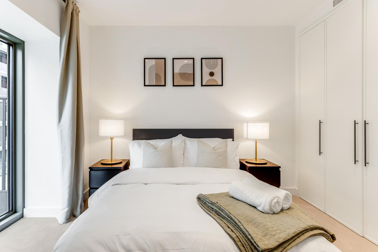 Others 2, Khayat Homes - The Riverre - Luxury 2 Bed Apt, London