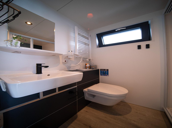 Bathroom 5, Houseboat Mookerplas with a view, Mook en Middelaar