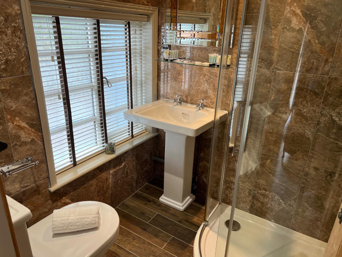 Bathroom 3, The Bridge House Restaurant and Hotel, Staffordshire