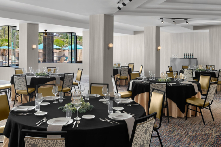 Food & Drinks 5, Embassy Suites by Hilton Phoenix Biltmore, Maricopa