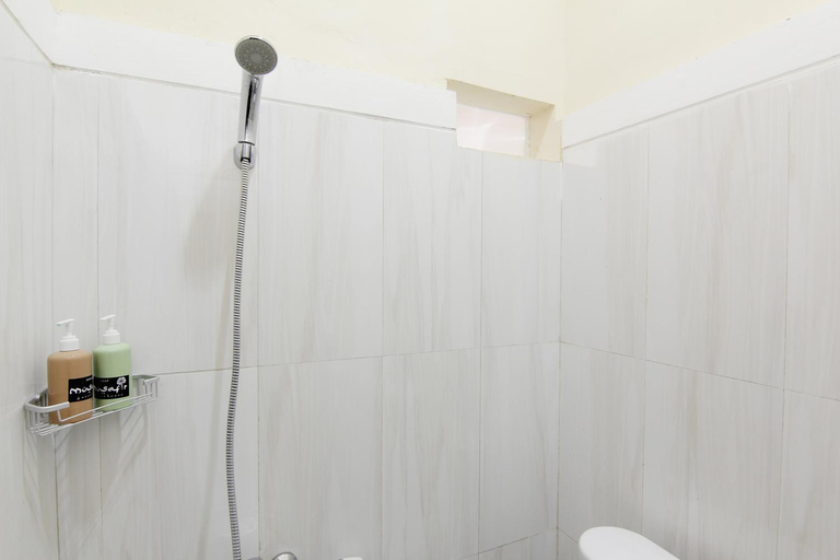 Bathroom 2, Musafir Guesthouse, Solo