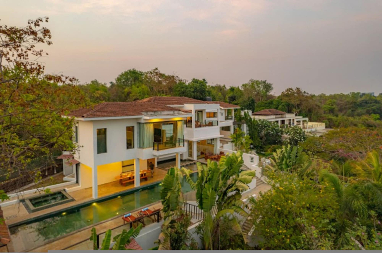 Room 4, Cliffhouse by Hireavilla -5br w Pvt Pool in Saipem, North Goa