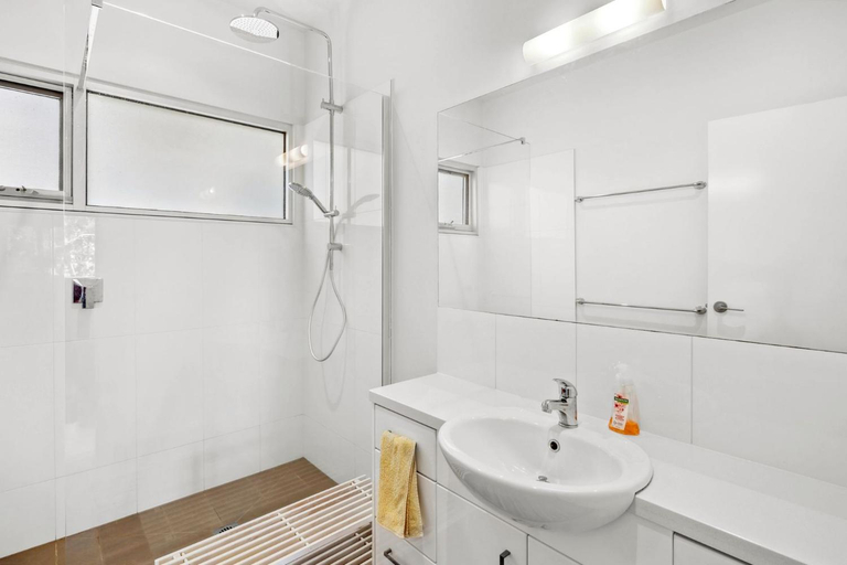Bathroom 3, Light House, Surf Coast - West