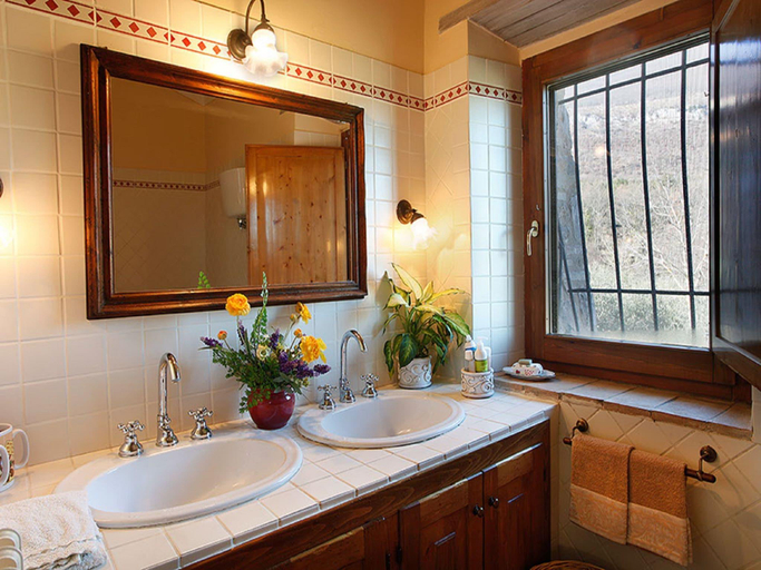 Bathroom 4, Stylish Cetona Apartment with Pool, Siena