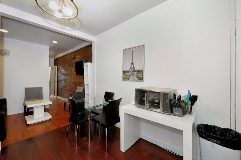 Room 2, Charming 2BR Apartment Near Times Square, New York