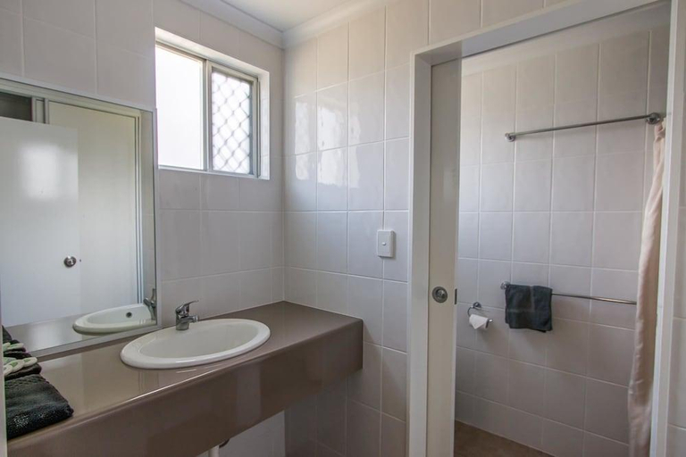 Bathroom, Galaxy Mackay Motor Inn, Mackay - Pt A