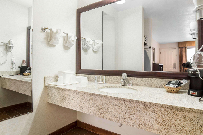 Bathroom, Quality Inn Saint George South Bluff, Washington