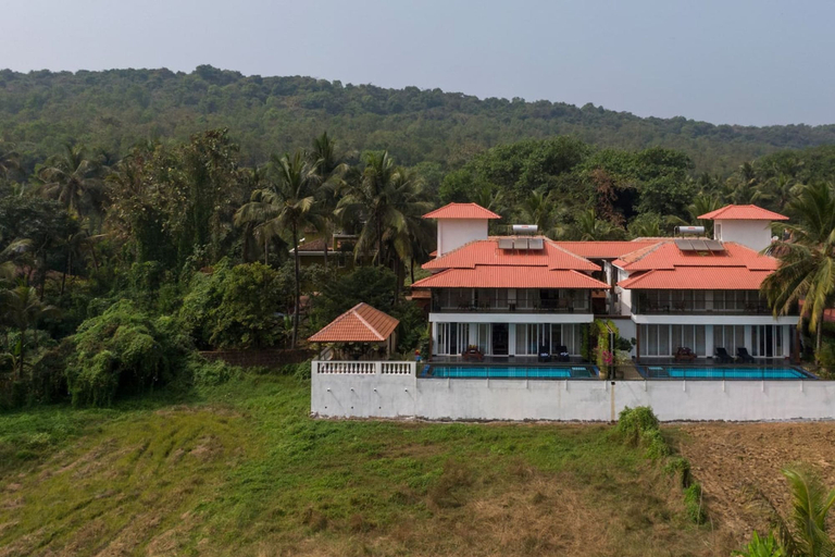 Room 5, Field View Villa with Pool, Perfect for Big Groups, North Goa