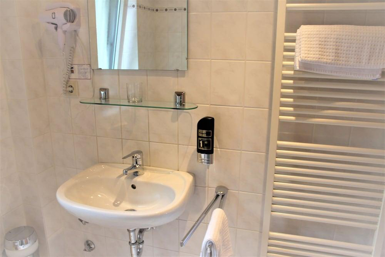 Bathroom 3, Hotel Alsterquelle 24h Check-in, Free Parking and WiFi, Segeberg