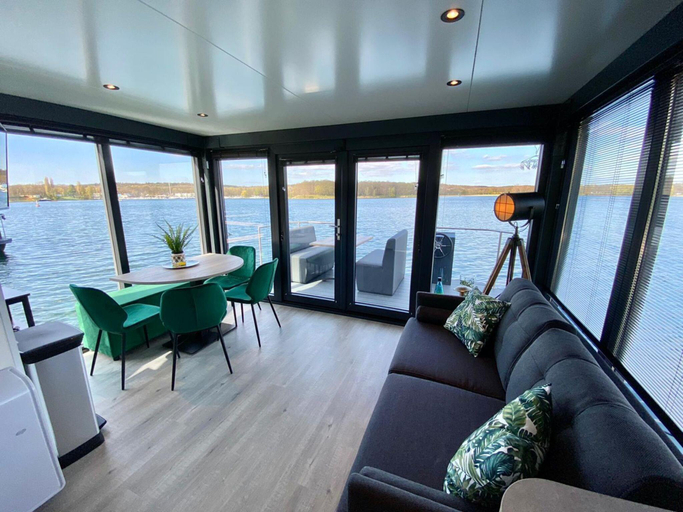 Others 4, Houseboat Mookerplas with a view, Mook en Middelaar