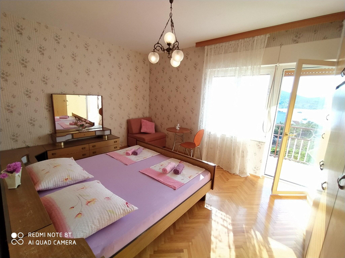 Bedroom 2, Apartment in Vinisce 100m from the Sea, Marina