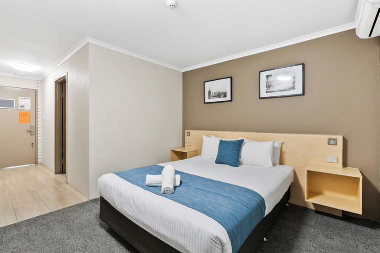 Bedroom 2, Morayfield Tavern & Motel, Morayfield