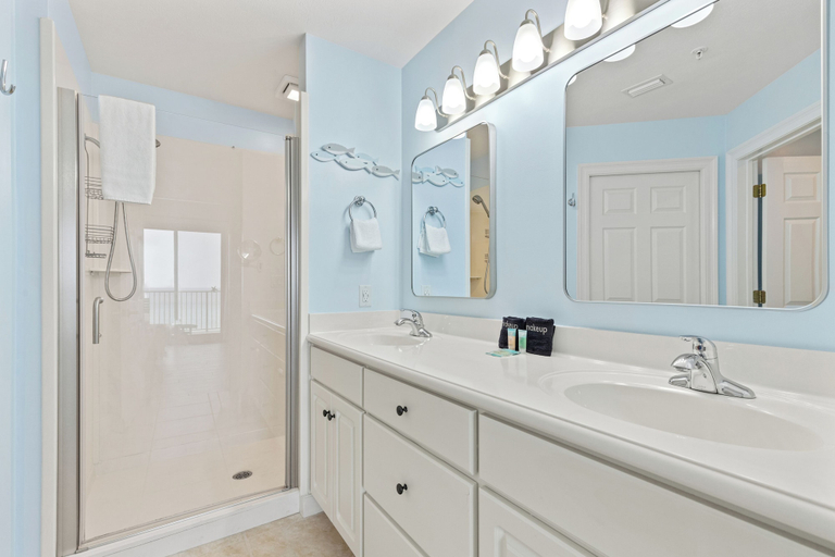 Bathroom 4, Treasure Island 0411, Bay