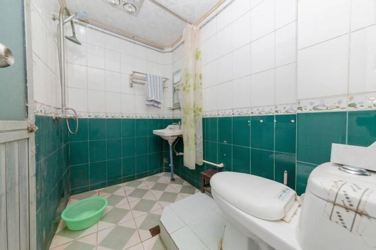 Bathroom, Dongzhu Hostel, Shanghai