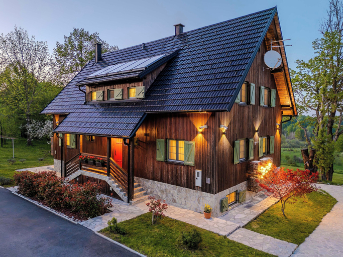 Exterior & Views