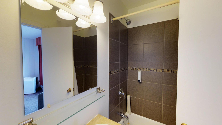 Bathroom 4, Riotel Perce, Le Rocher-Percé