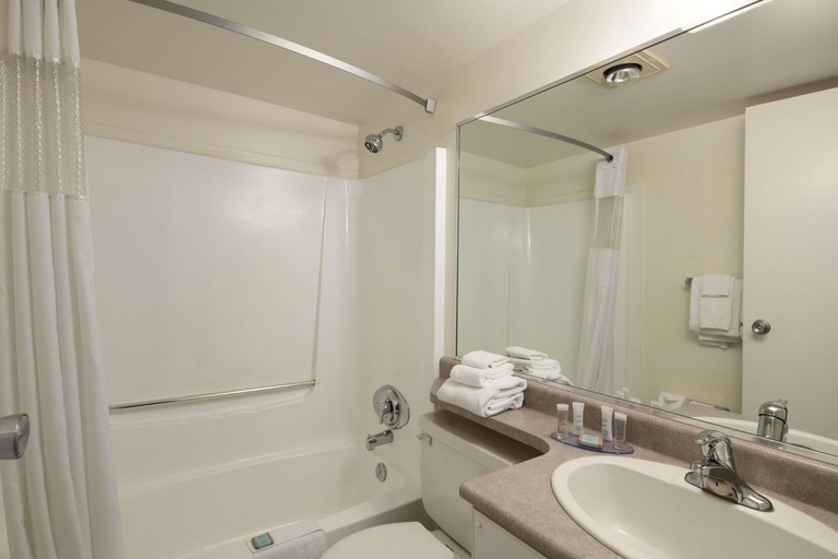 Bathroom 4, Travelodge by Wyndham Nanaimo, Nanaimo